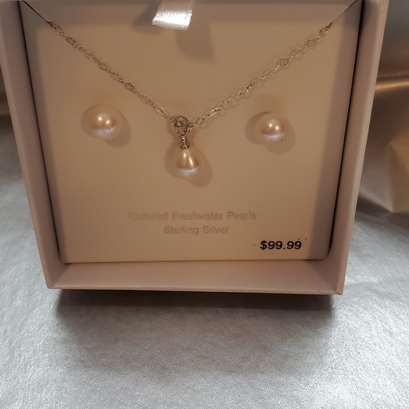 "NWT" Necklace and earring pearl set - Picture 4 of 8